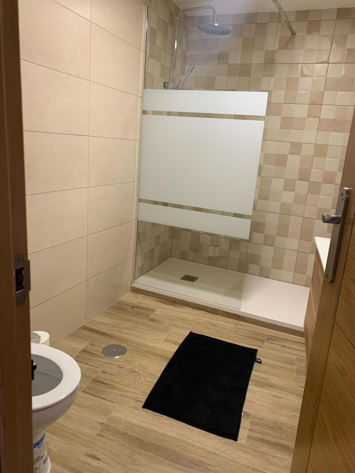 Apartamento Completo Para 8 Personas A 5 Minutos Del Aeropuerto E Ifema Apartment Madrid Bagian luar foto