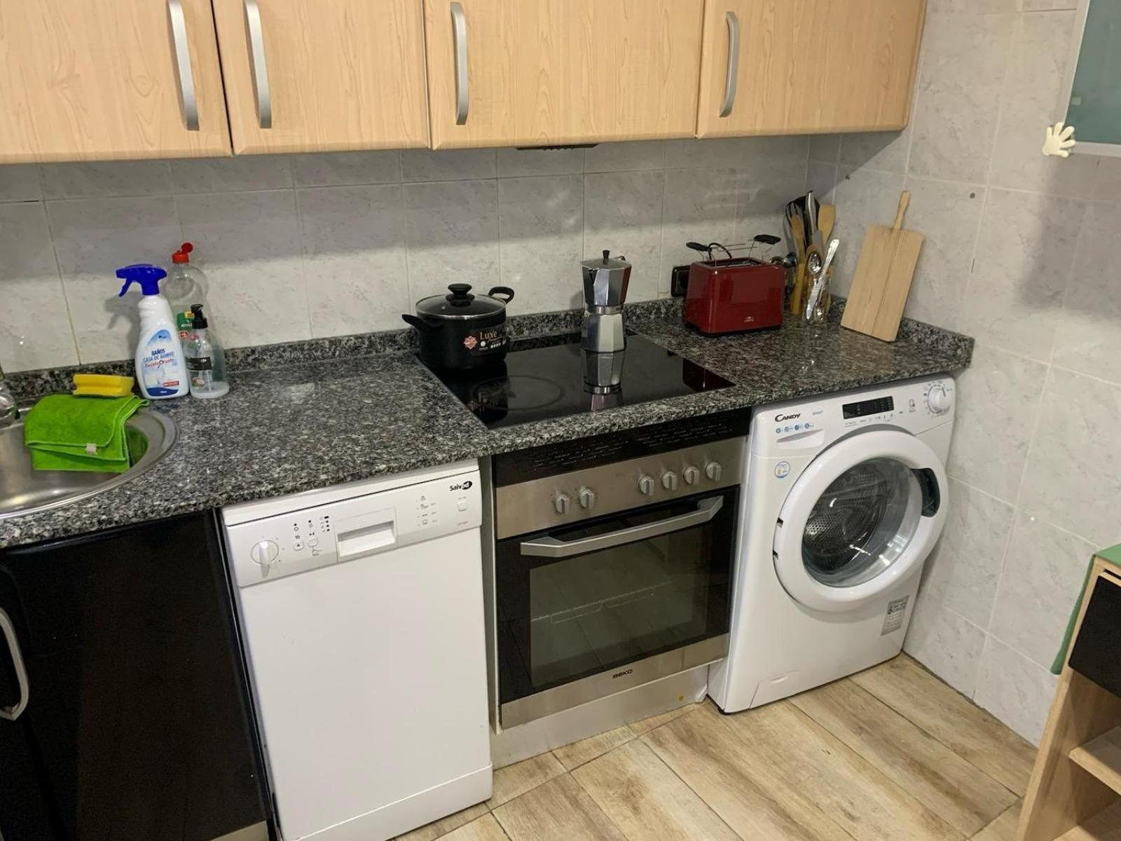 Apartamento Completo Para 8 Personas A 5 Minutos Del Aeropuerto E Ifema Apartment Madrid Bagian luar foto